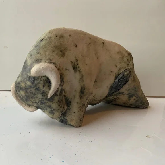 Charging Bull - Vintage 1960s brutalist style ceramic figure - Picture 4 of 5